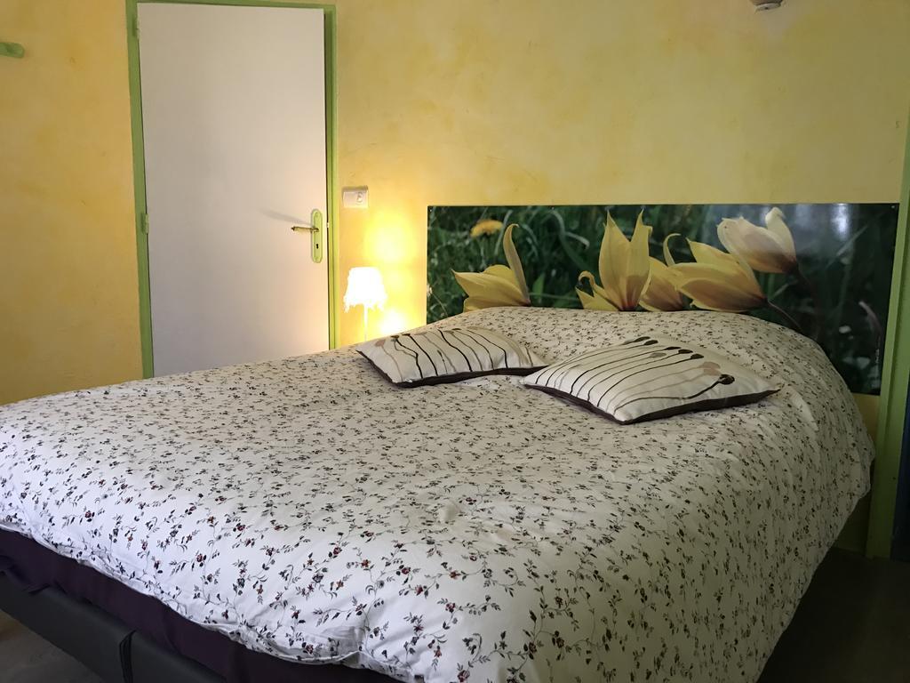 Chambres D'Hotes Pom' Paille Pupillin Exteriör bild